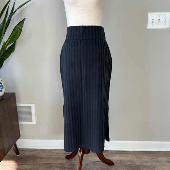Offline by Aerie Pull-On Ribbed Elegant Black Midi Skirt - Picture 8 of 9